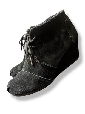 🎁TOMS Black Suede Lace-Up Ankle Booties Women’s Size 8 Casual Chukka Boots wedge